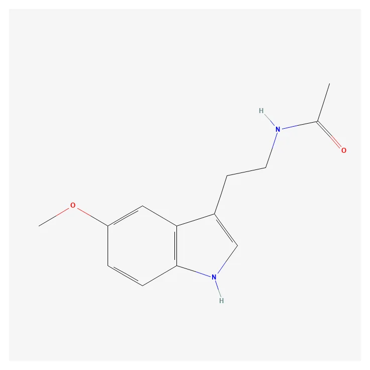 Estrutura química da melatonina (N-acetil-5-metoxitriptamina): o anel indol visível no centro é a parte herdada do triptofano; o grupo metoxi e a cadeia lateral acetamida são acrescentados nas últimas etapas da síntese.